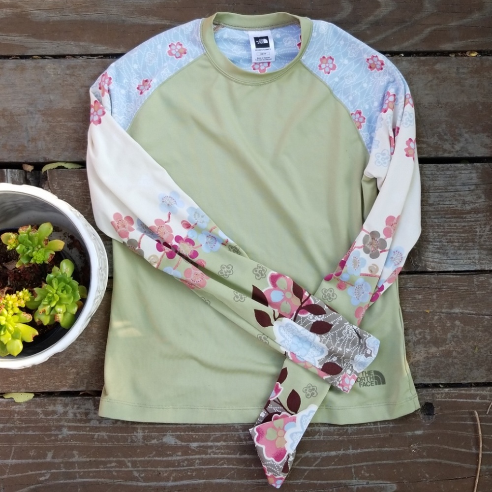 The north face vintage base layer.  So cute!!!⛰⛺